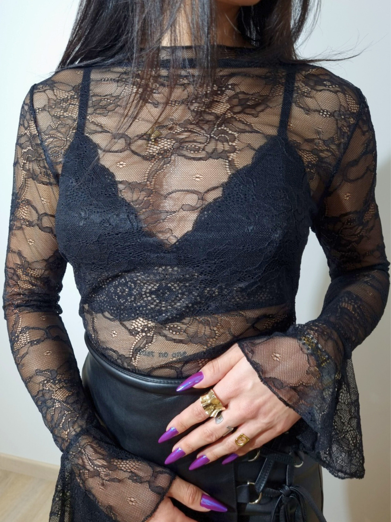 top dentelle femme, haut noir chic, tenue soirée élégante, top à manches longues, Maison Sélène, mode française, intemporel féminin