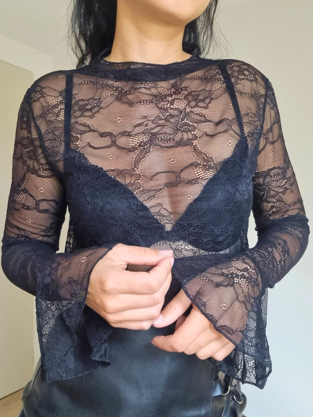 top dentelle femme, haut noir chic, tenue soirée élégante, top à manches longues, Maison Sélène, mode française, intemporel féminin