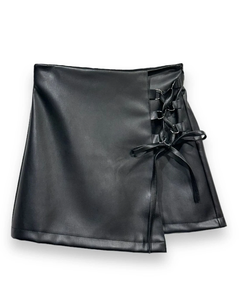 jupe-short simili cuir femme, jupe cuir chic, jupe noire élégante, tenue bureau femme, mode française, Maison Sélène, look automne hiver